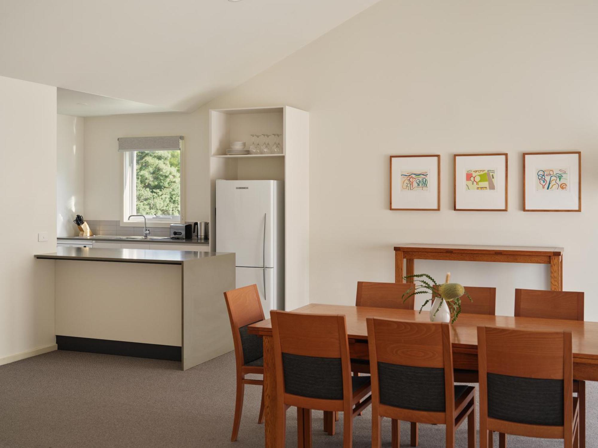 RACV Cape Schanck Resort Zimmer foto A kitchen and dining room