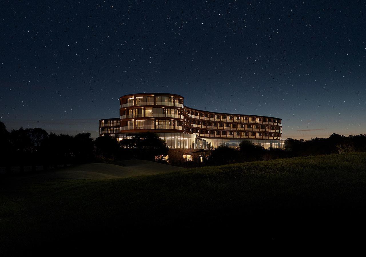 RACV Cape Schanck Resort Exterior foto The hotel at night